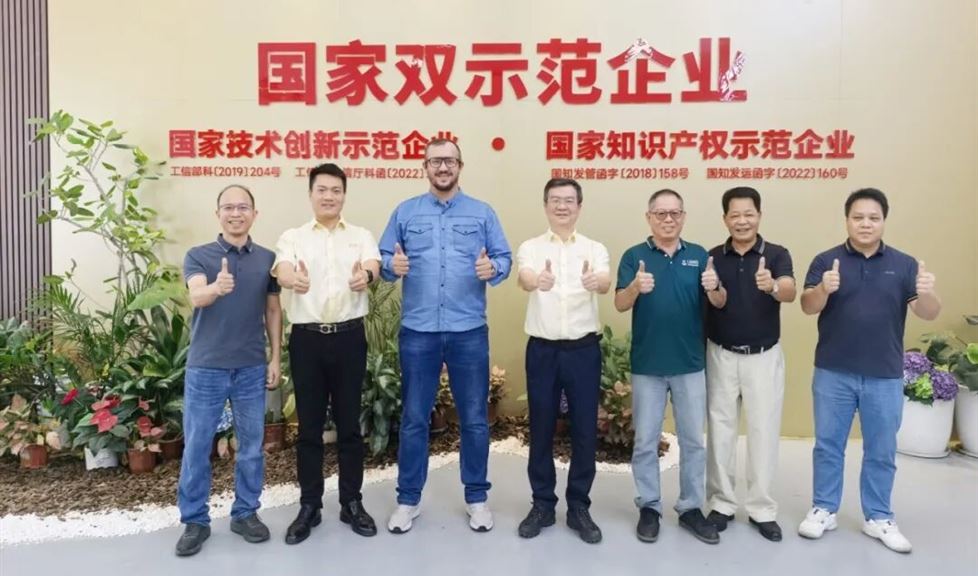 西牛皮（南宁）科技园迎来塔吉克斯坦客户一行